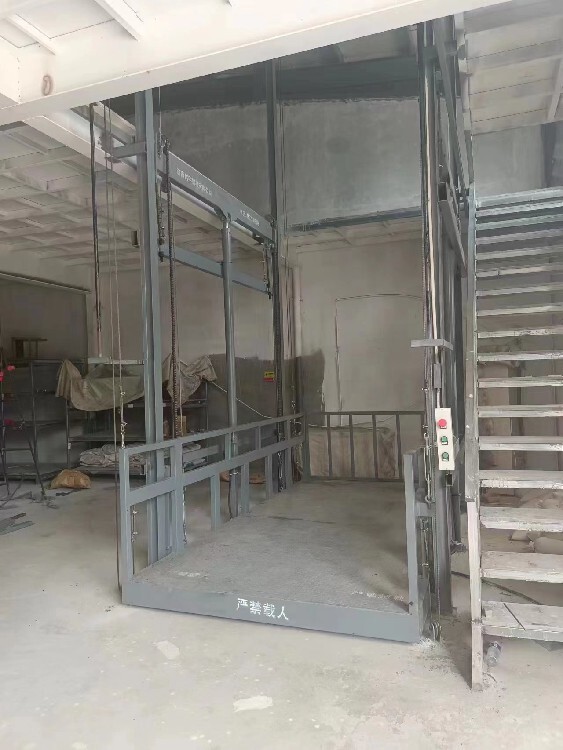 液压物料提升机_液压升降平台设备多少钱_液压升降机